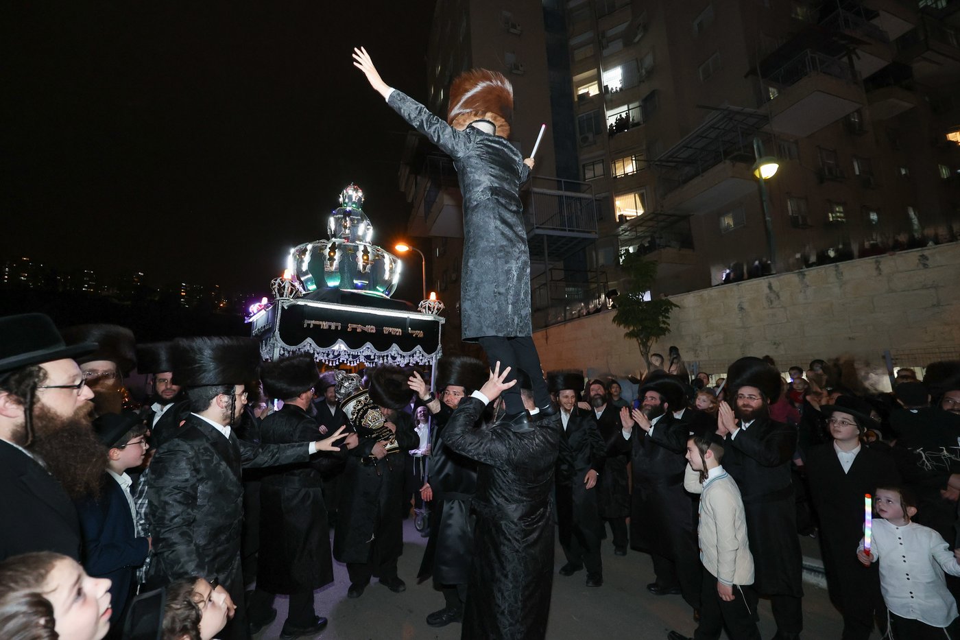 הכנסת ס"ת לקהל חסידים בחיפה