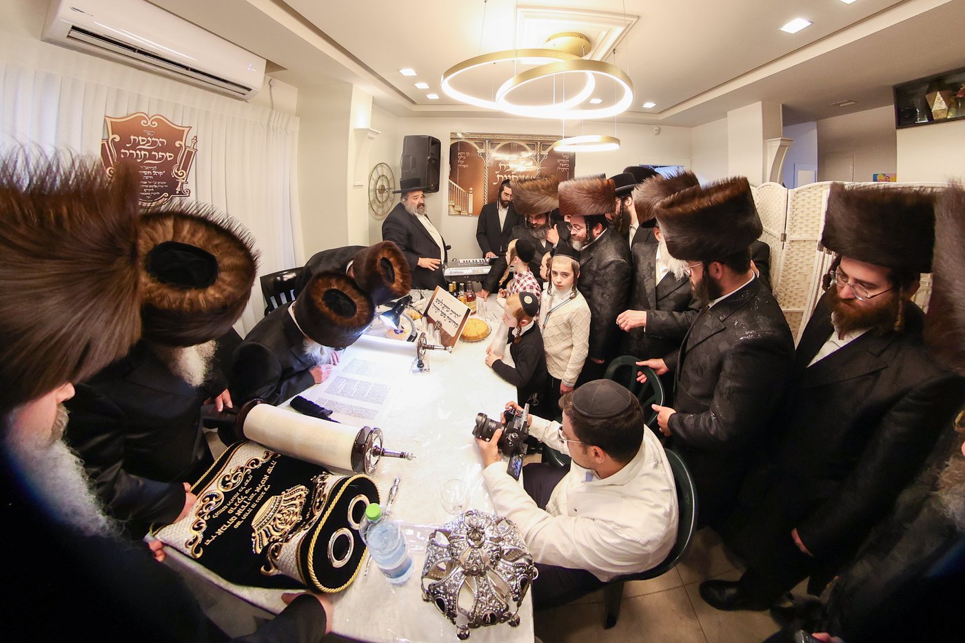 הכנסת ס"ת לקהל חסידים בחיפה