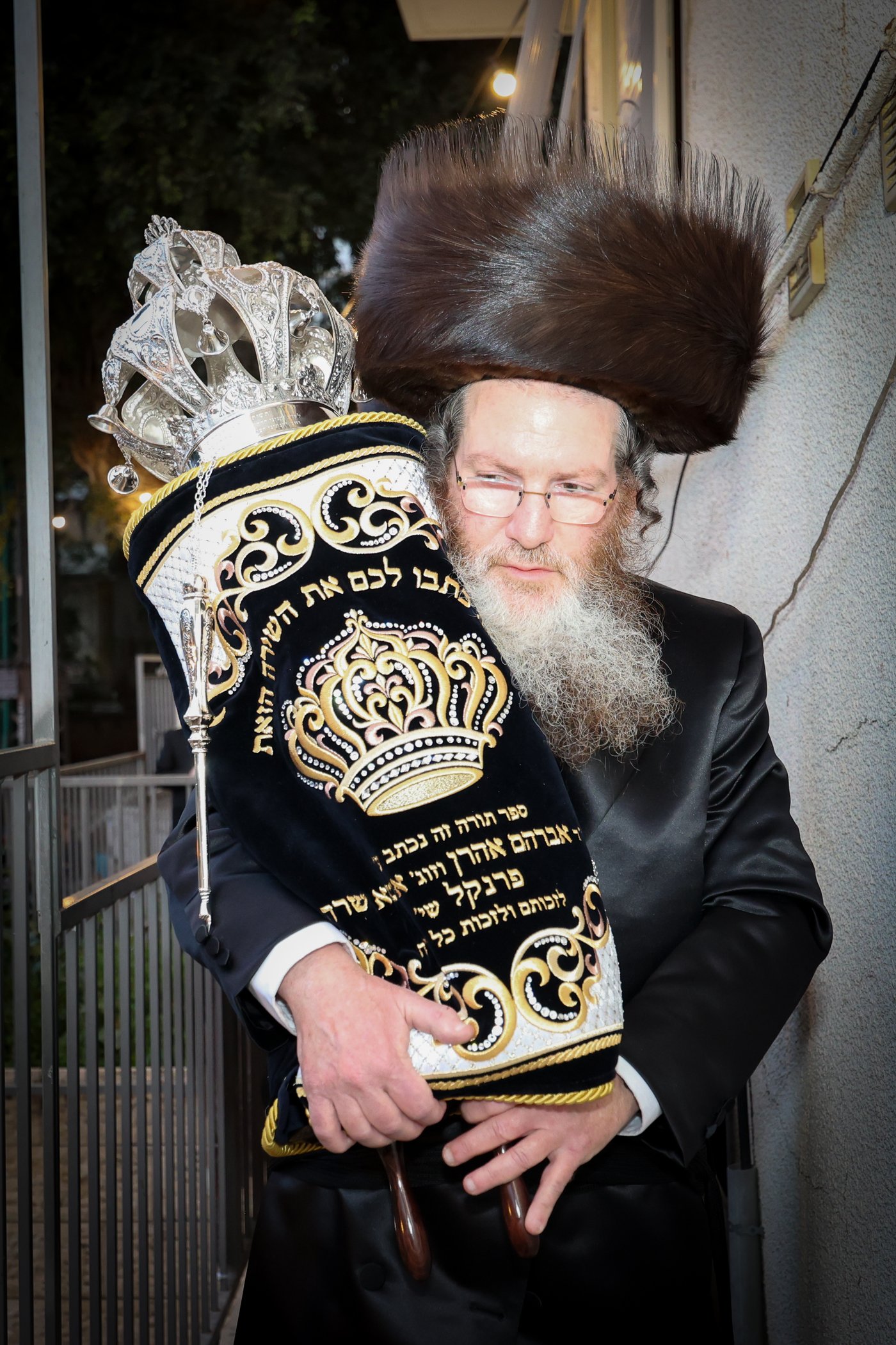 הכנסת ס"ת לקהל חסידים בחיפה