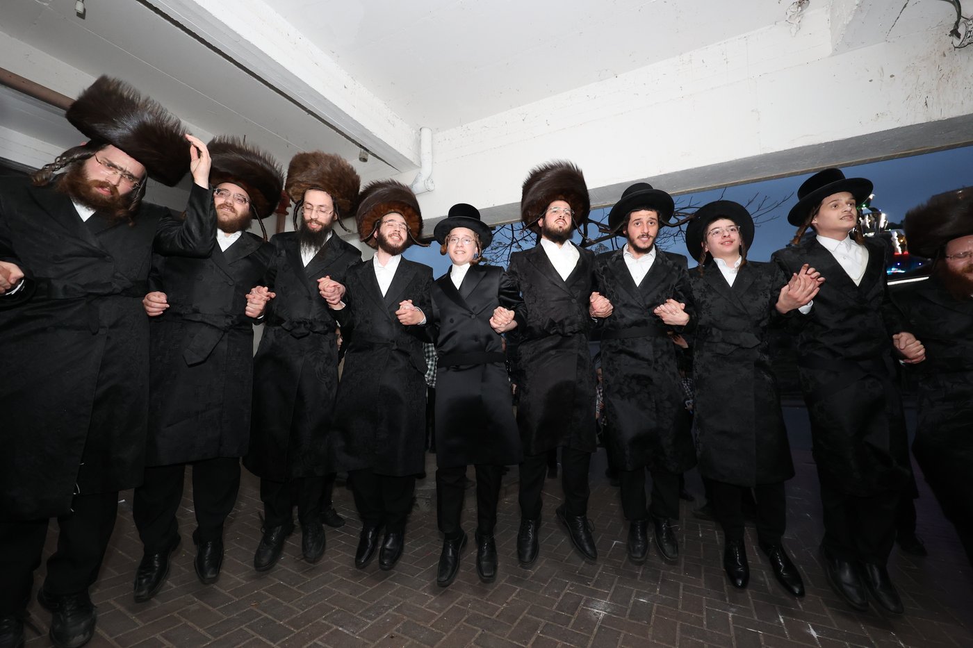 הכנסת ס"ת לקהל חסידים בחיפה