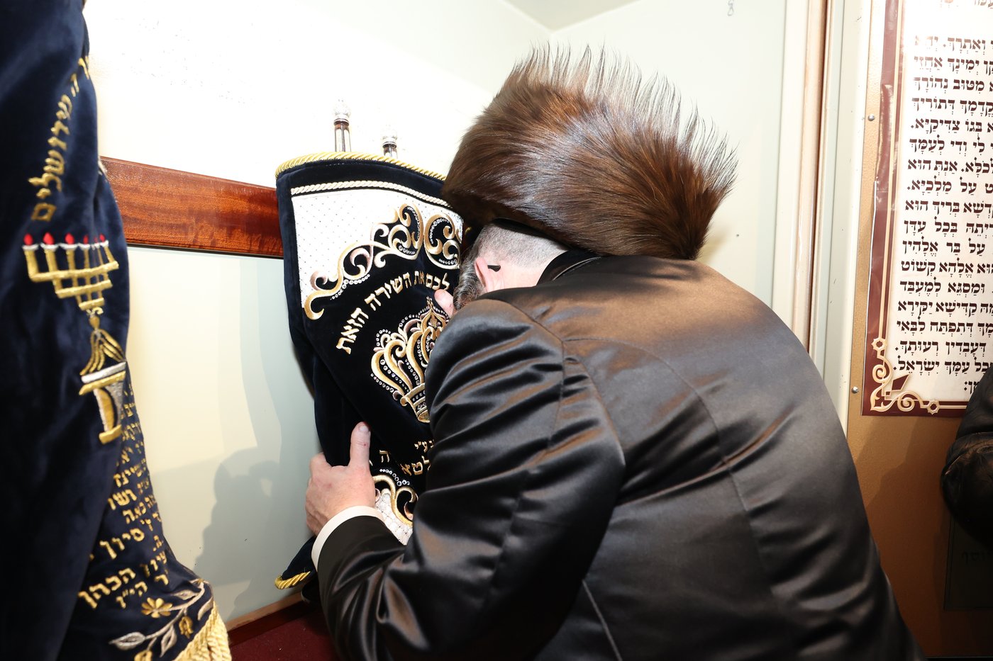 הכנסת ס"ת לקהל חסידים בחיפה