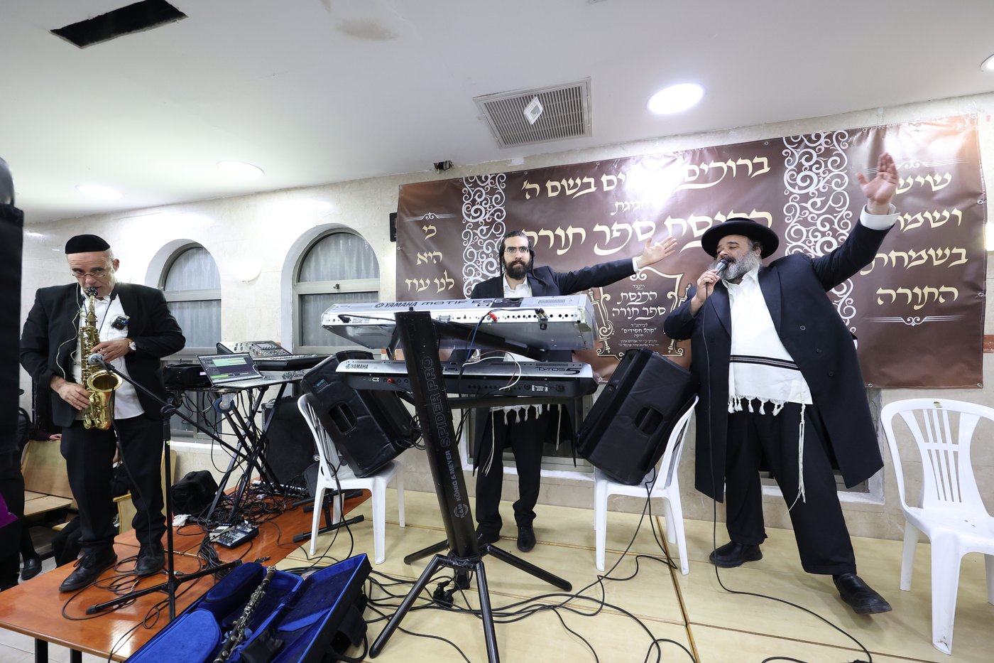 הכנסת ס"ת לקהל חסידים בחיפה