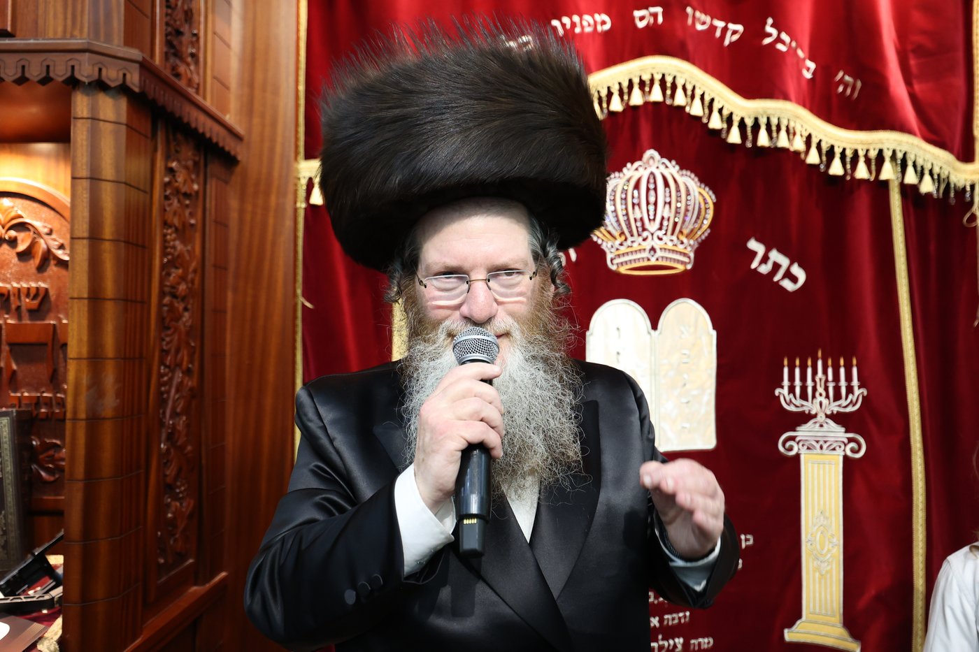 הכנסת ס"ת לקהל חסידים בחיפה