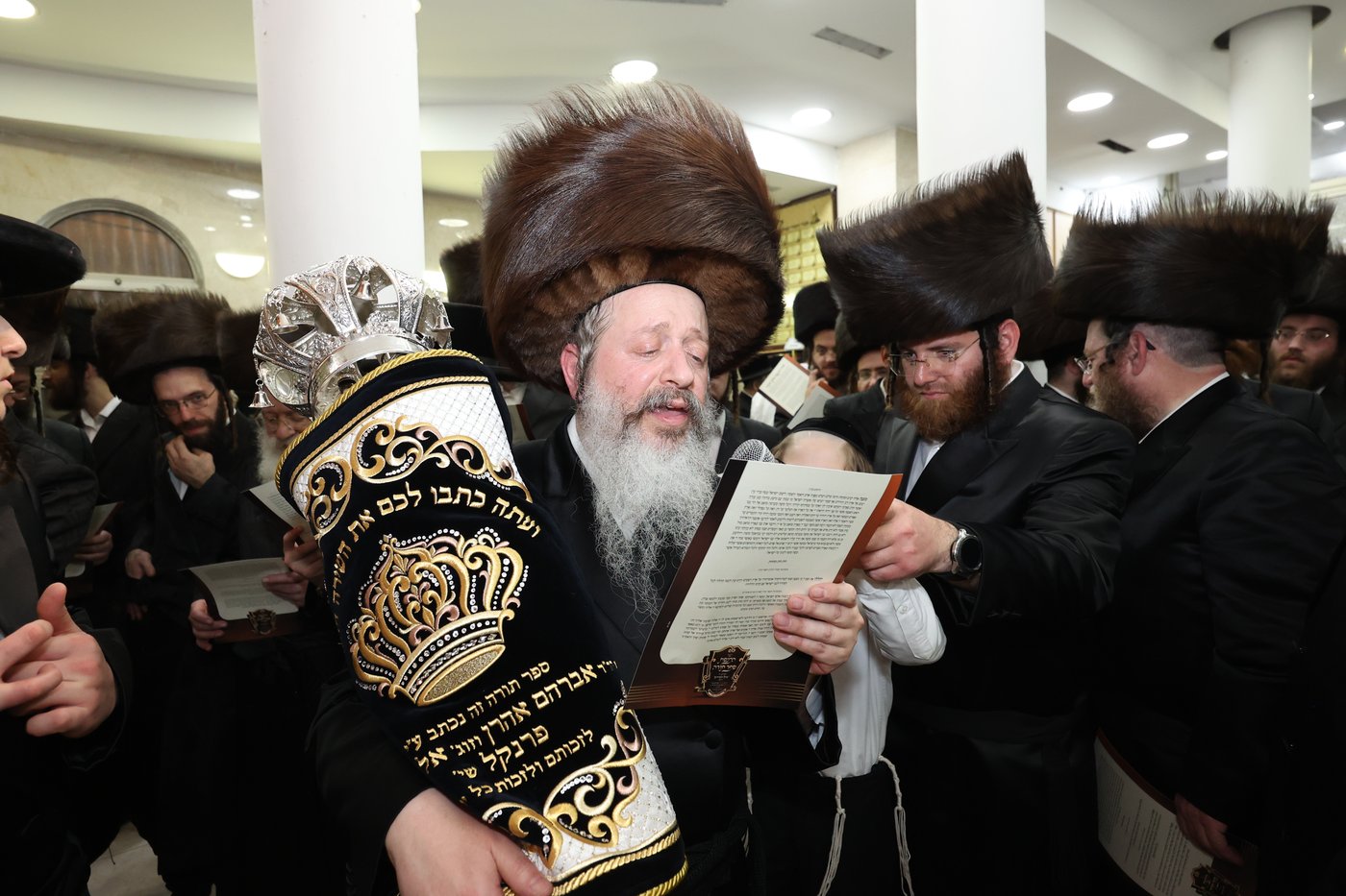 הכנסת ס"ת לקהל חסידים בחיפה