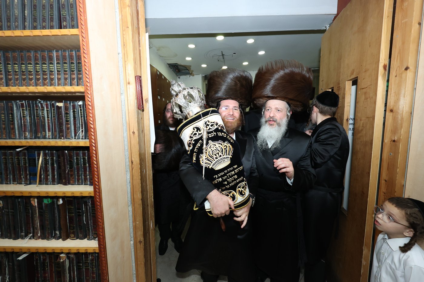 הכנסת ס"ת לקהל חסידים בחיפה