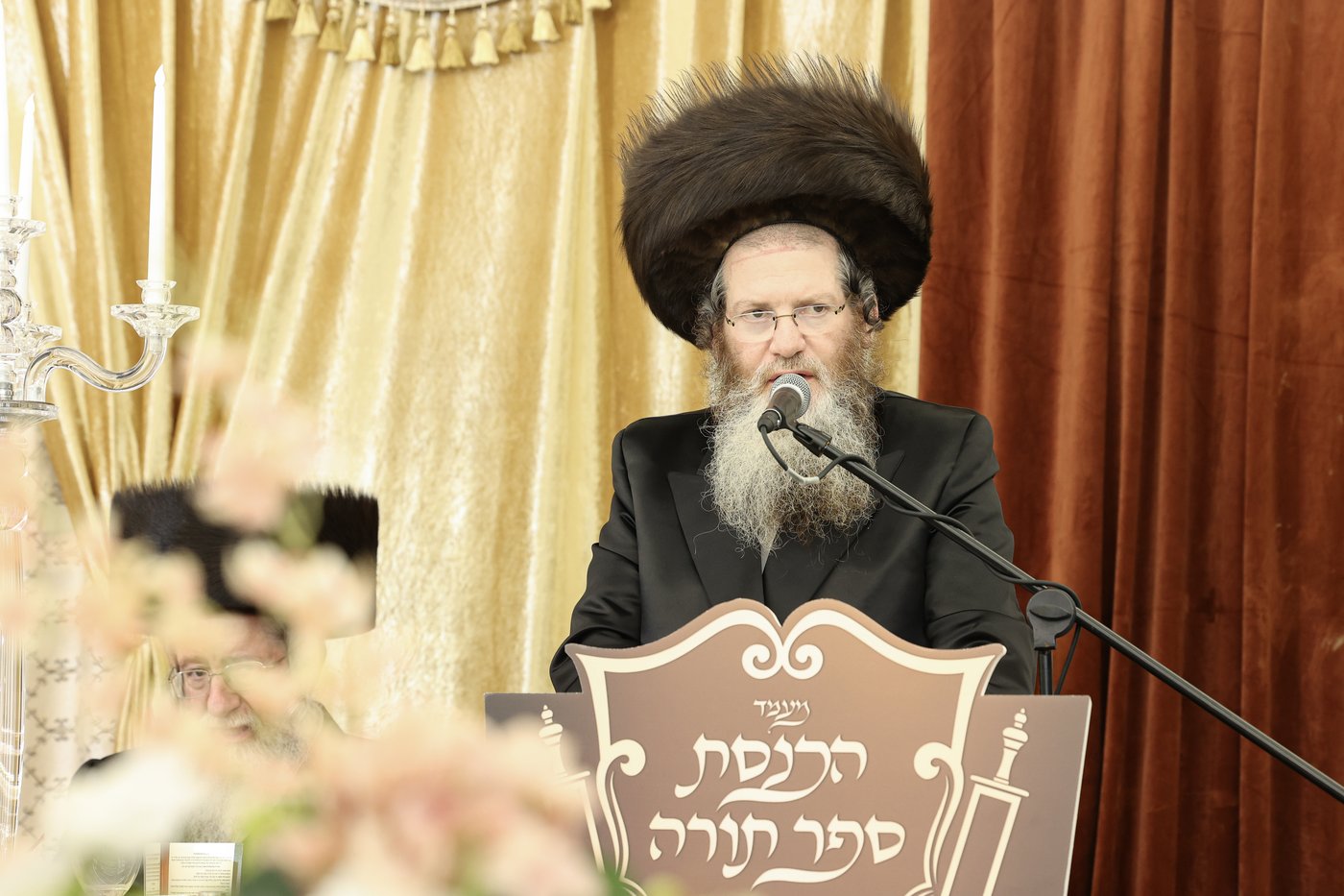 הכנסת ס"ת לקהל חסידים בחיפה