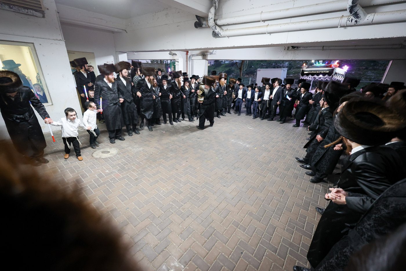 הכנסת ס"ת לקהל חסידים בחיפה