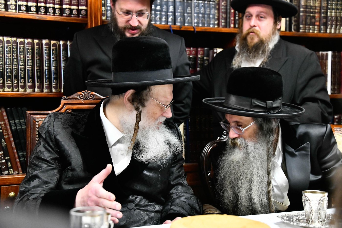 מסיבת הלחיים בבית האדמו"ר ממודז'יץ