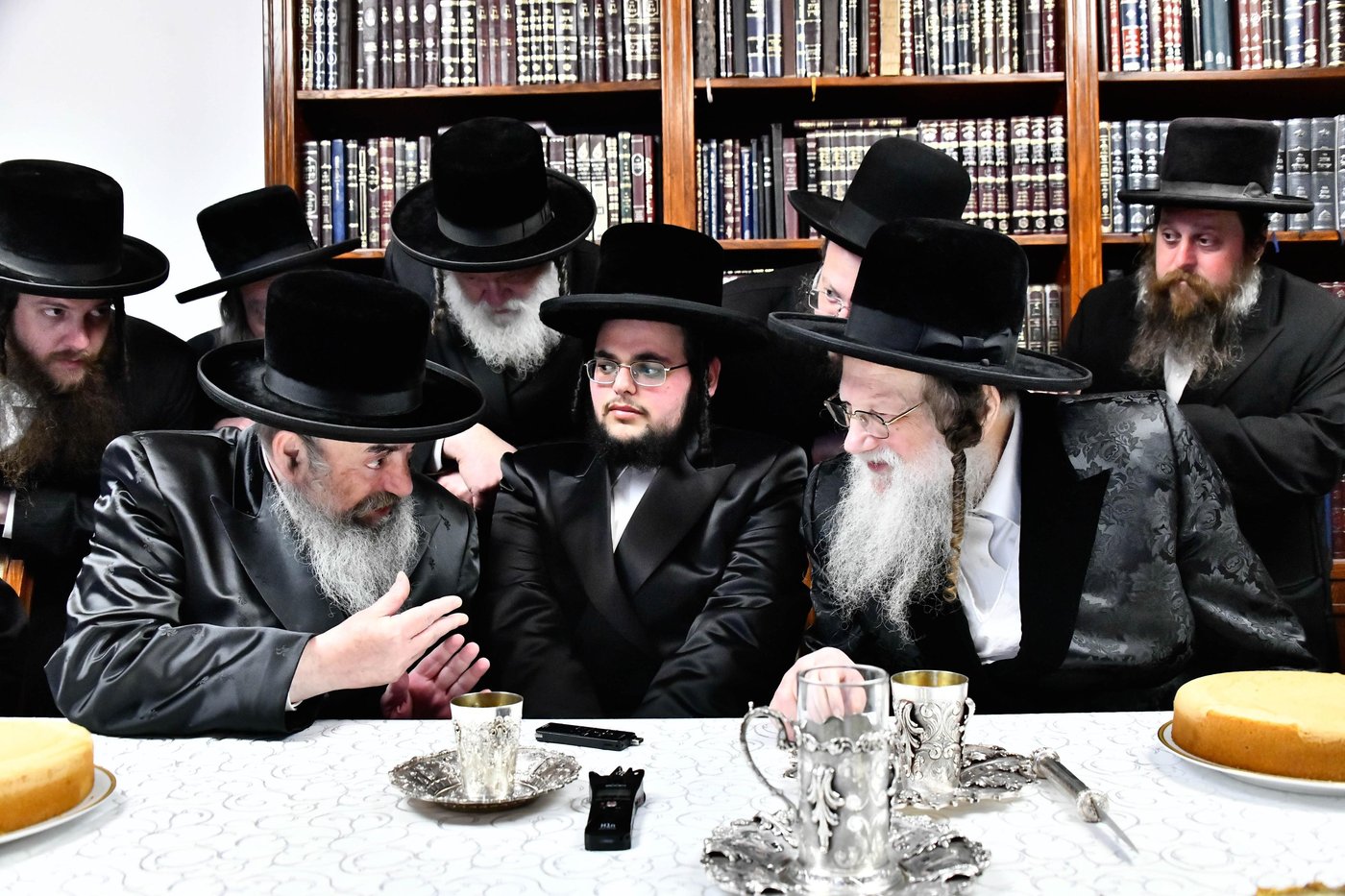 מסיבת הלחיים בבית האדמו"ר ממודז'יץ