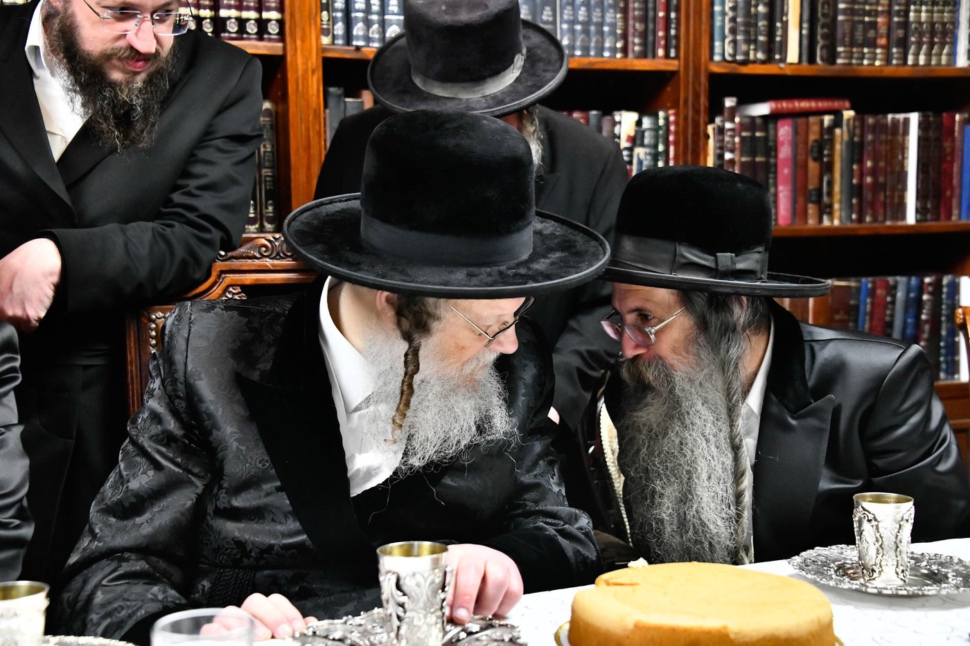 מסיבת הלחיים בבית האדמו"ר ממודז'יץ