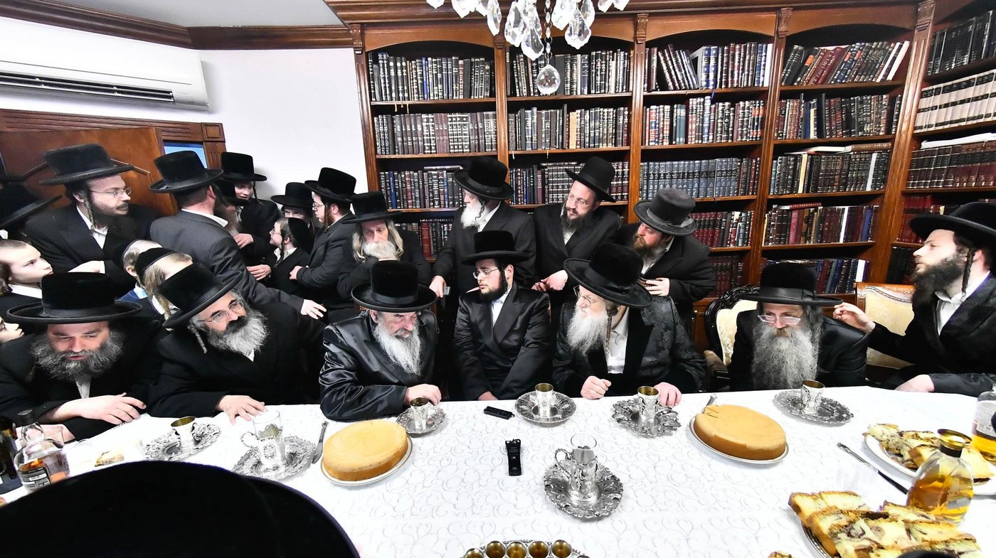 מסיבת הלחיים בבית האדמו"ר ממודז'יץ