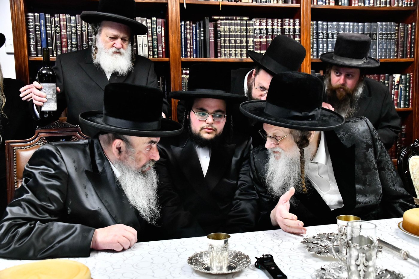 מסיבת הלחיים בבית האדמו"ר ממודז'יץ