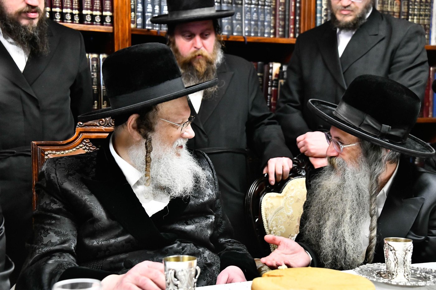 מסיבת הלחיים בבית האדמו"ר ממודז'יץ