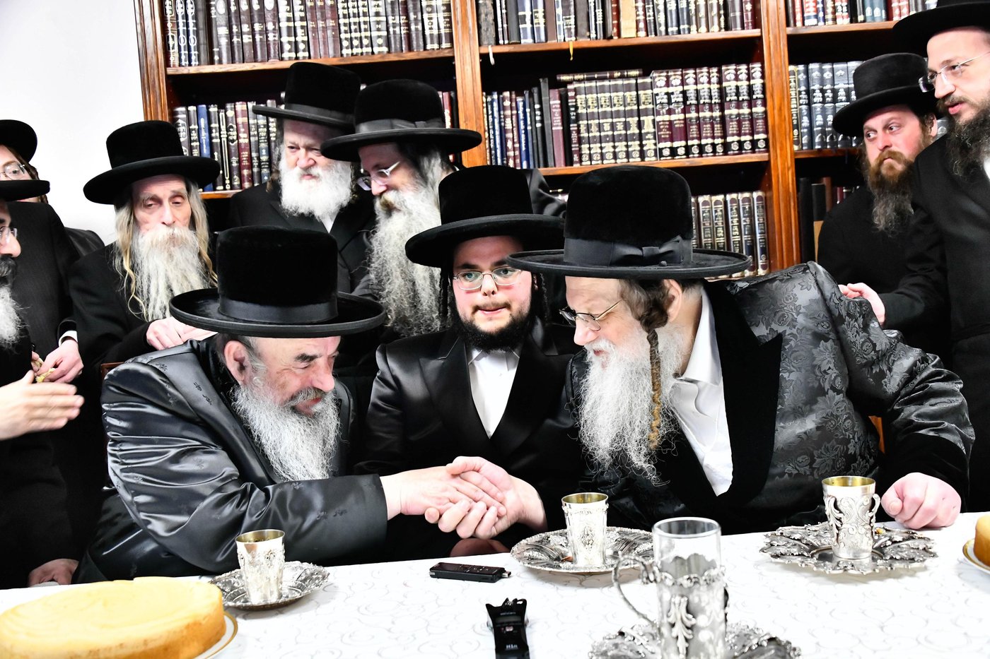 מסיבת הלחיים בבית האדמו"ר ממודז'יץ