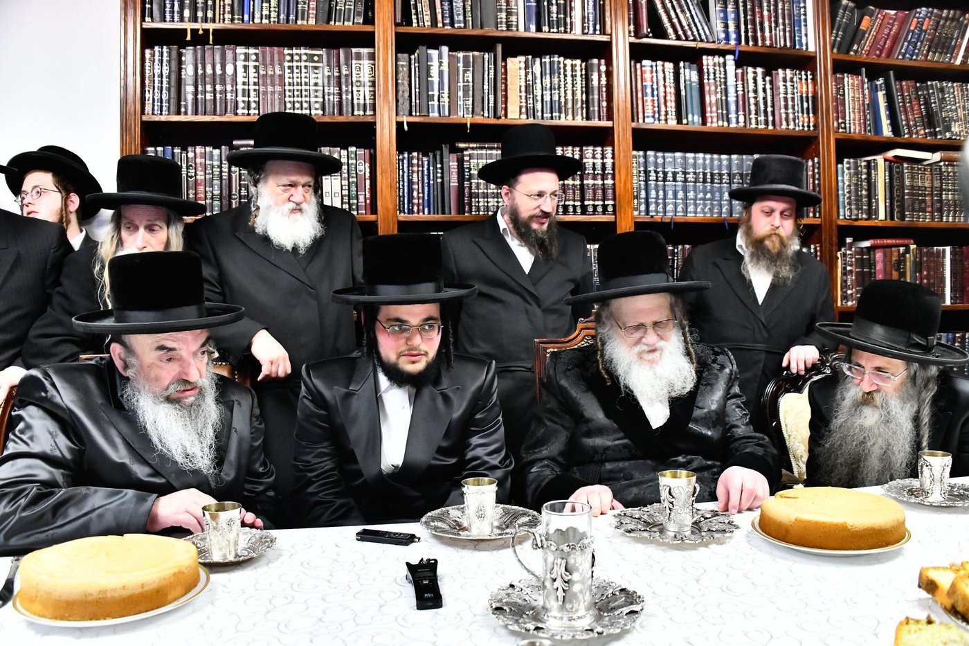 מסיבת הלחיים בבית האדמו"ר ממודז'יץ