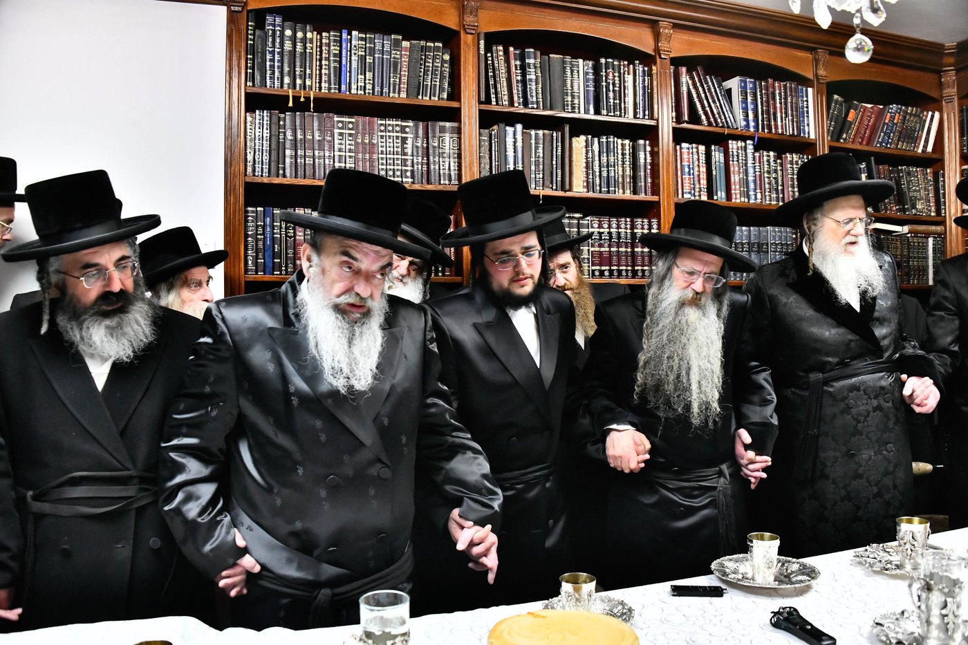 מסיבת הלחיים בבית האדמו"ר ממודז'יץ