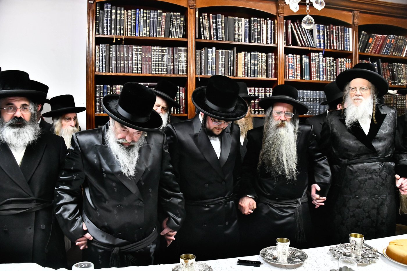 מסיבת הלחיים בבית האדמו"ר ממודז'יץ