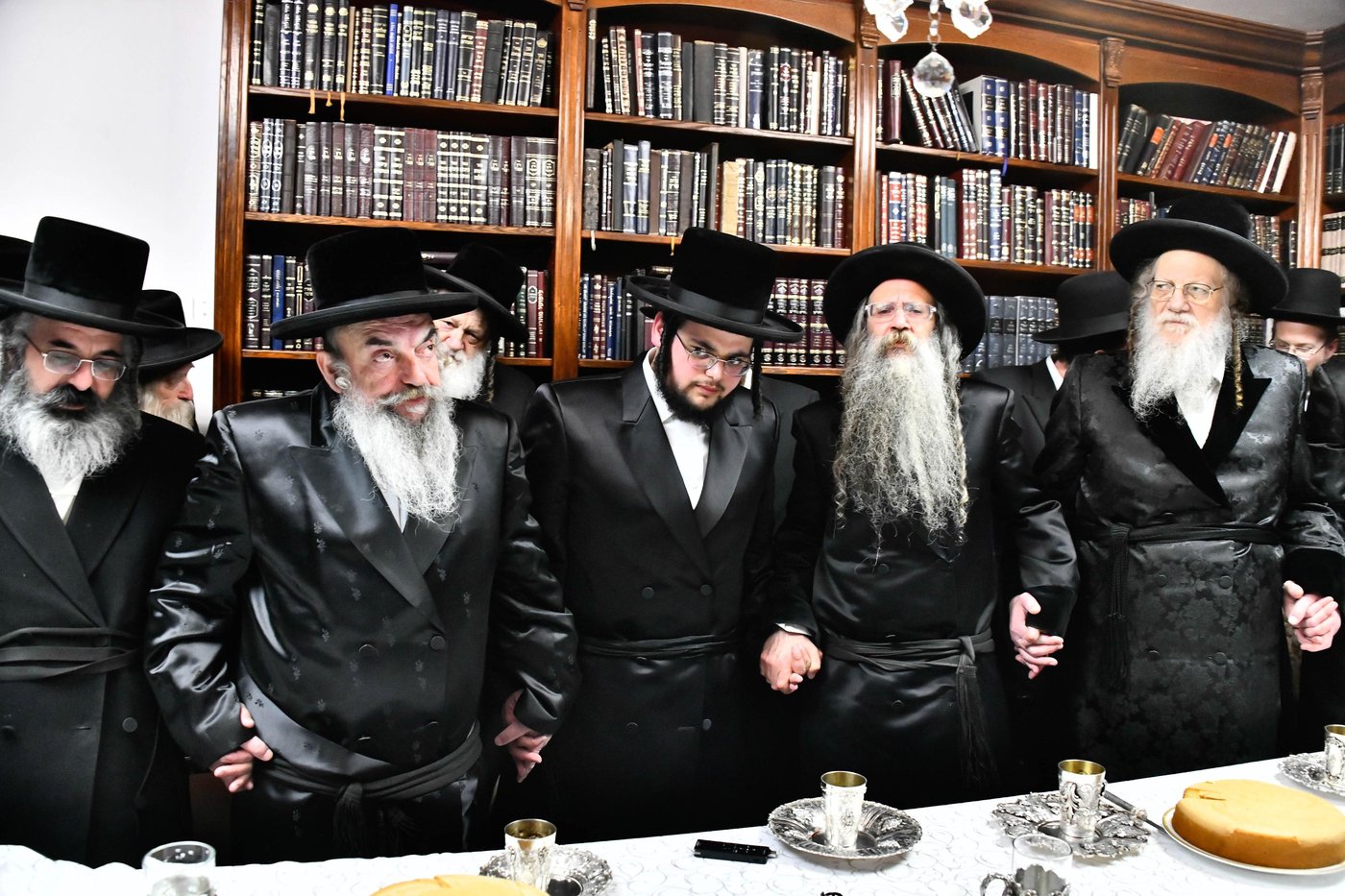 מסיבת הלחיים בבית האדמו"ר ממודז'יץ