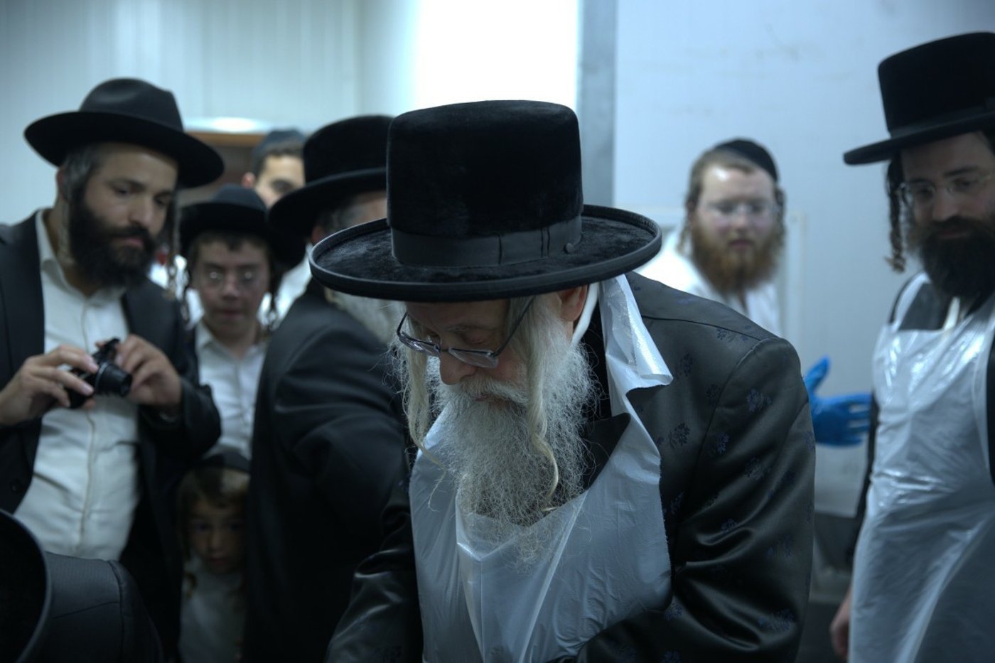 הרה"צ רבי יצחק לעזער באפיית מצות וברכת האילנות