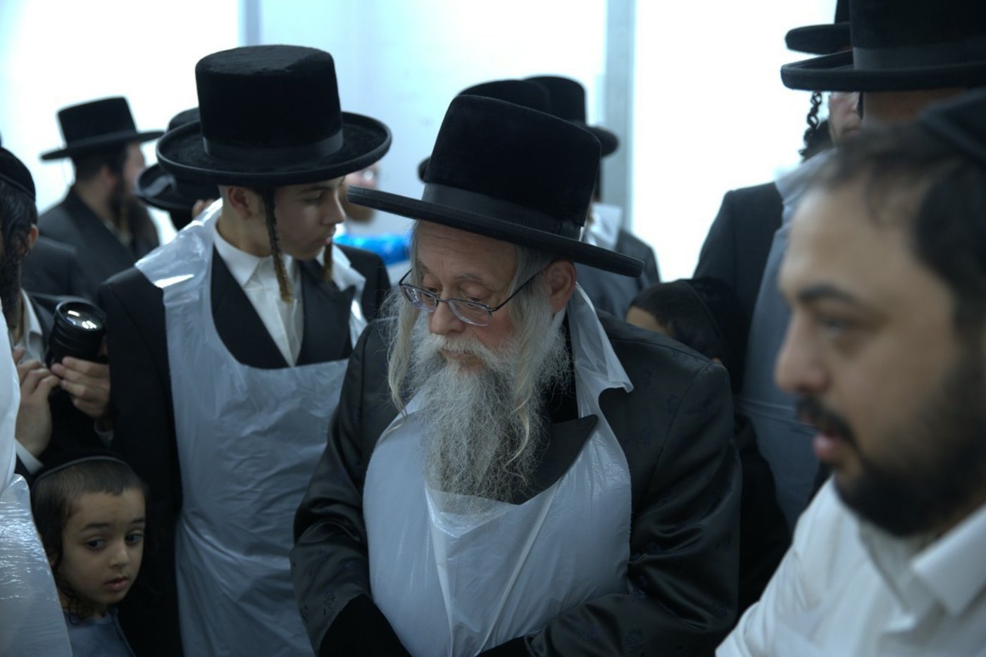 הרה"צ רבי יצחק לעזער באפיית מצות וברכת האילנות