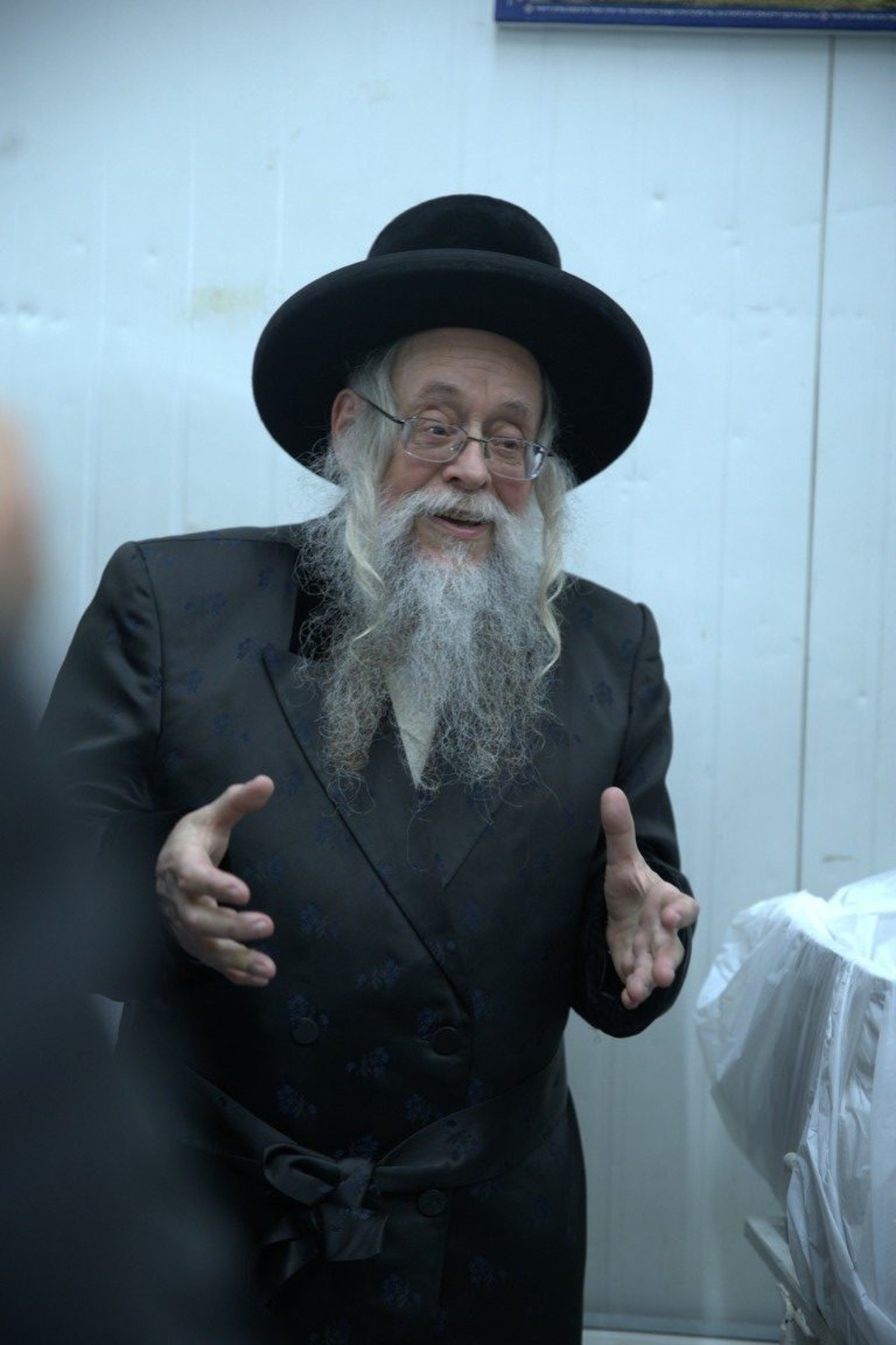 הרה"צ רבי יצחק לעזער באפיית מצות וברכת האילנות