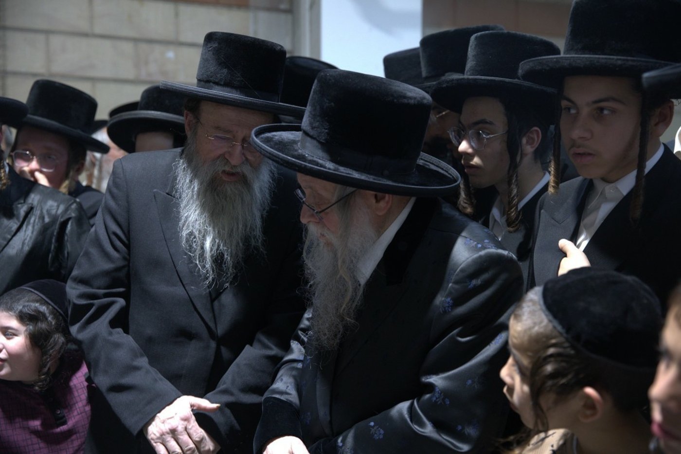 הרה"צ רבי יצחק לעזער באפיית מצות וברכת האילנות