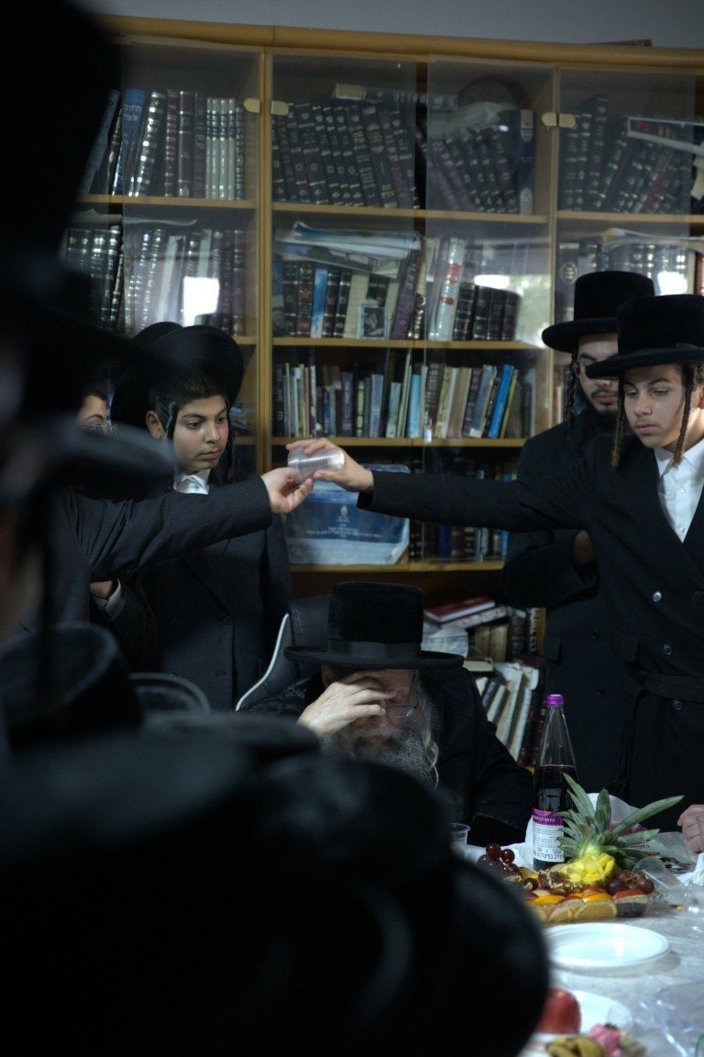 הרה"צ רבי יצחק לעזער באפיית מצות וברכת האילנות