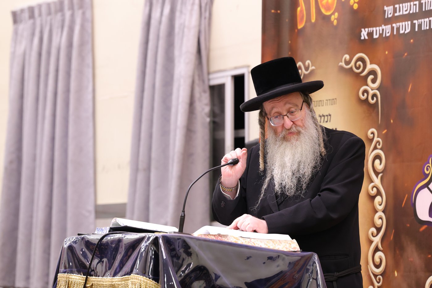 האדמו"ר מביאלה נואם בנדבורנה ירושלים