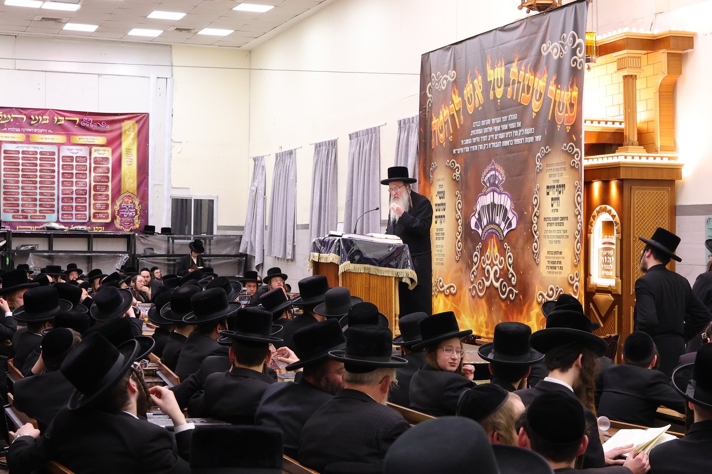 האדמו"ר מביאלה נואם בנדבורנה ירושלים