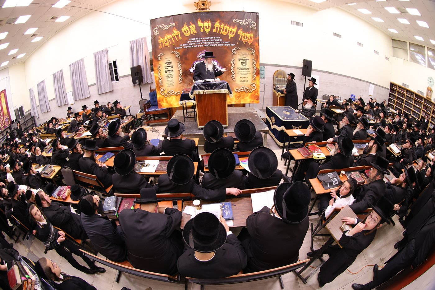 האדמו"ר מביאלה נואם בנדבורנה ירושלים