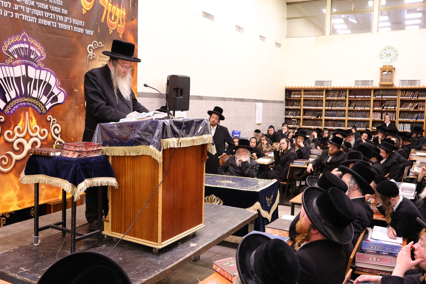 האדמו"ר מביאלה נואם בנדבורנה ירושלים