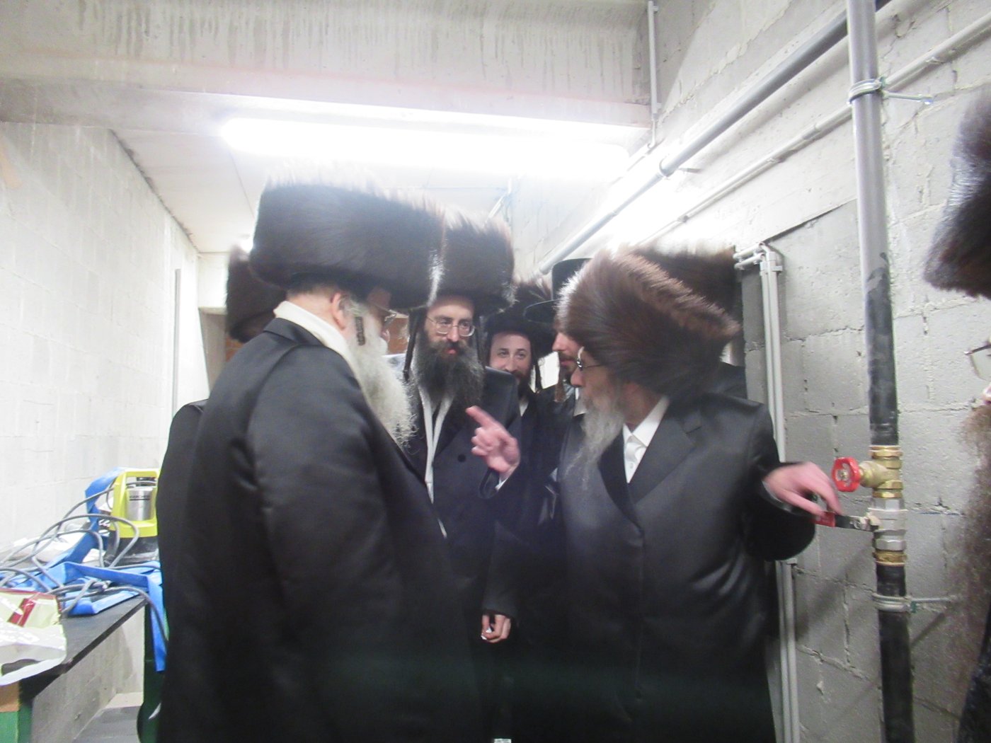  דומ"ץ סאטמר, הגה"צ רבי געציל בערקוביץ בסיור במקווה באנטווערפן