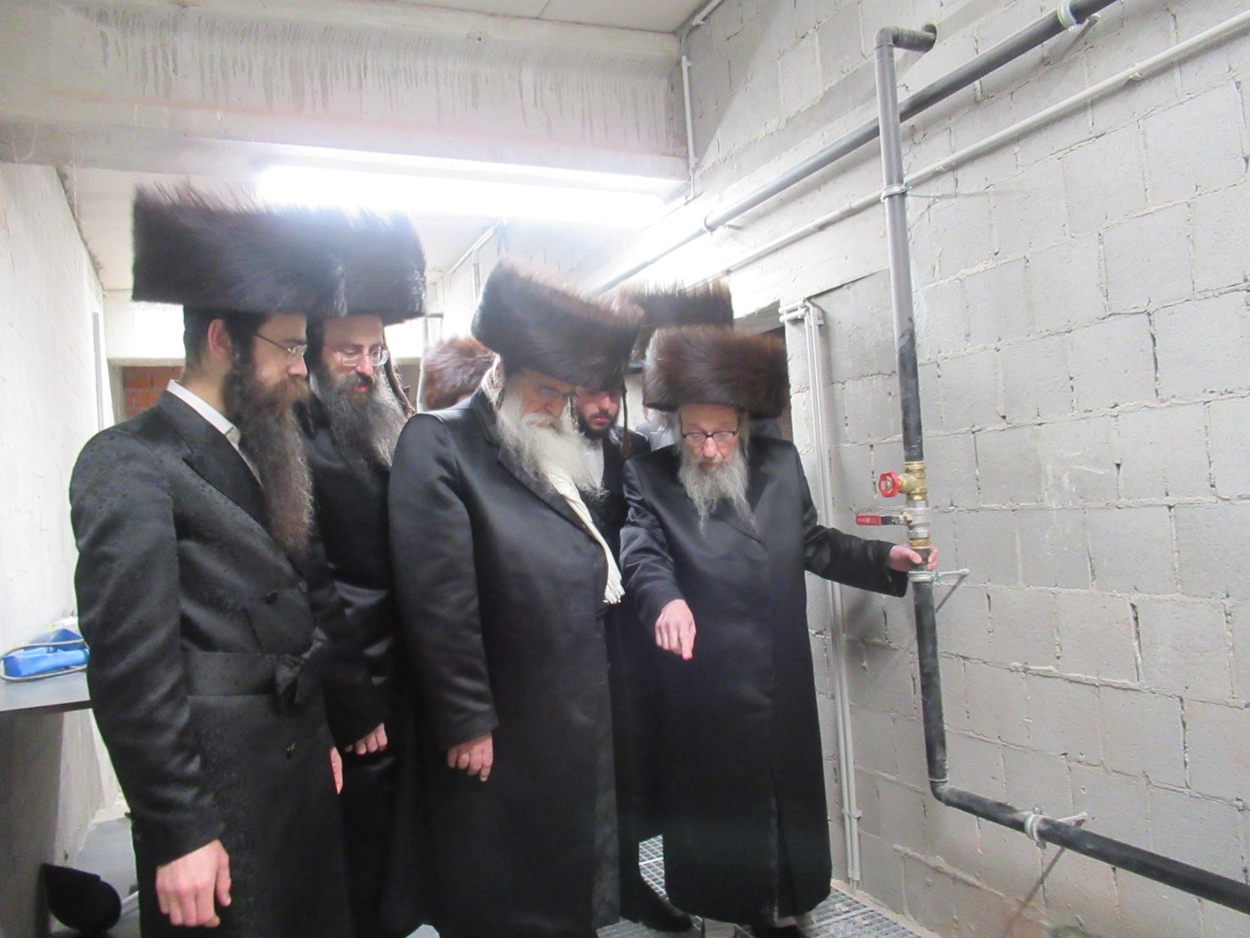  דומ"ץ סאטמר, הגה"צ רבי געציל בערקוביץ בסיור במקווה באנטווערפן