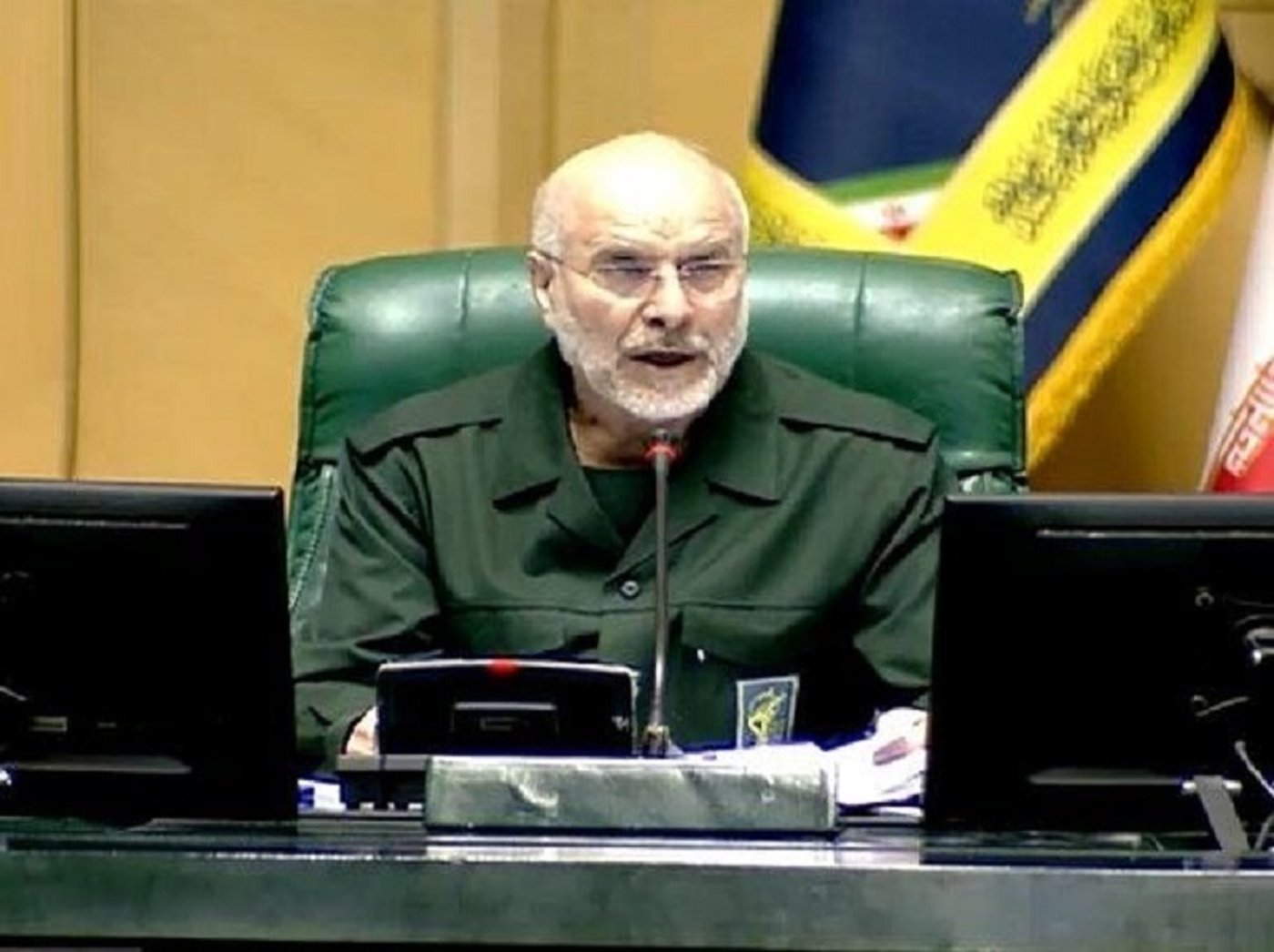 קאליבאף במדי משמרות המהפכה במהלך מפגן כוח בפרלמנט