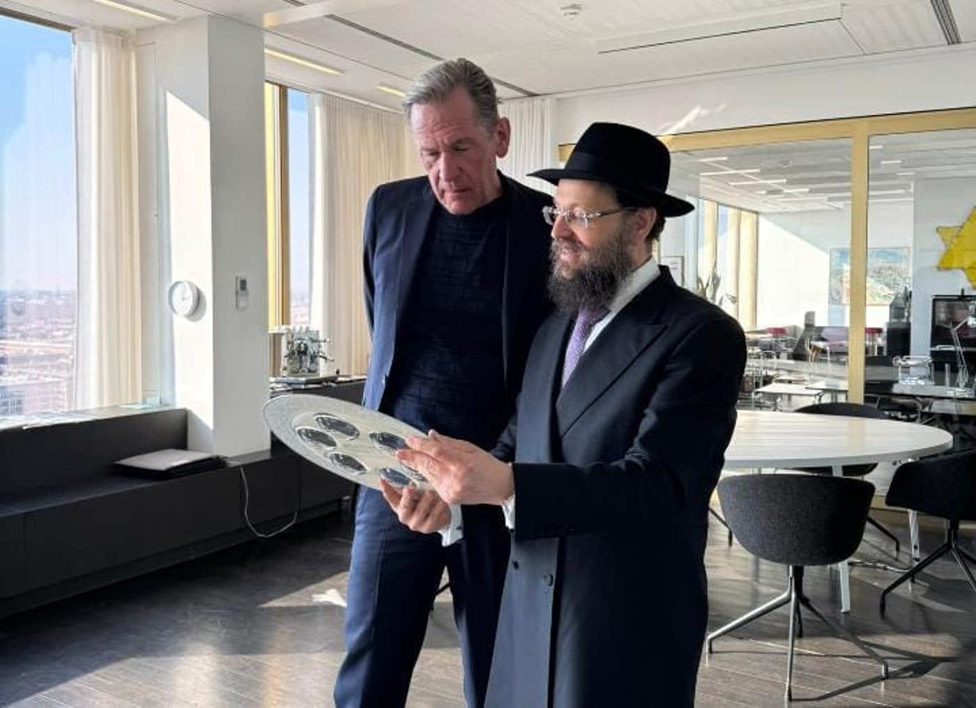 ברקע ההפצצות באיראן: הרב החרדי העביר מסר לאייקון התקשורת