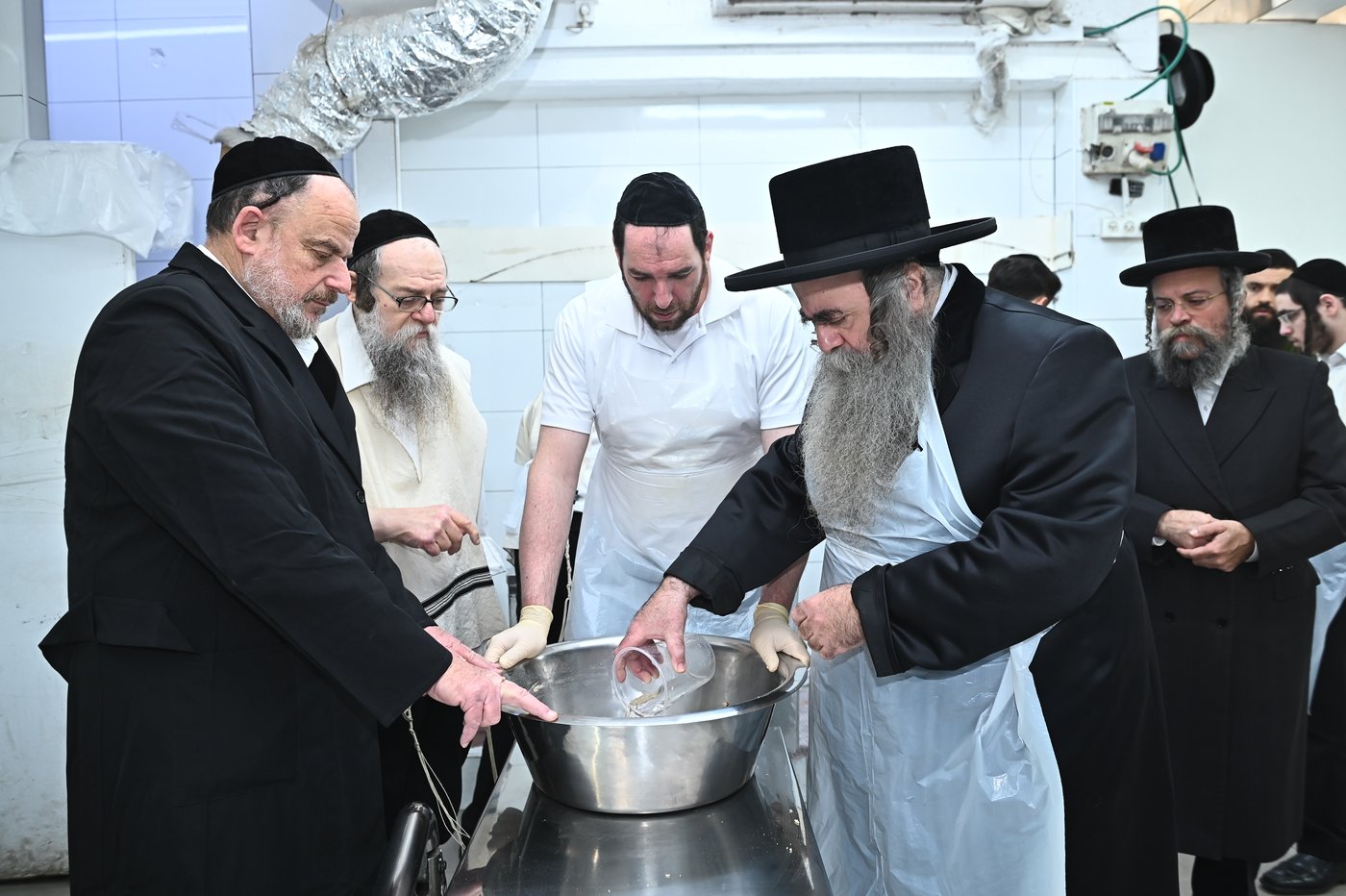 הגה"צ רבי סיני הלברשטאם באפיית המצות