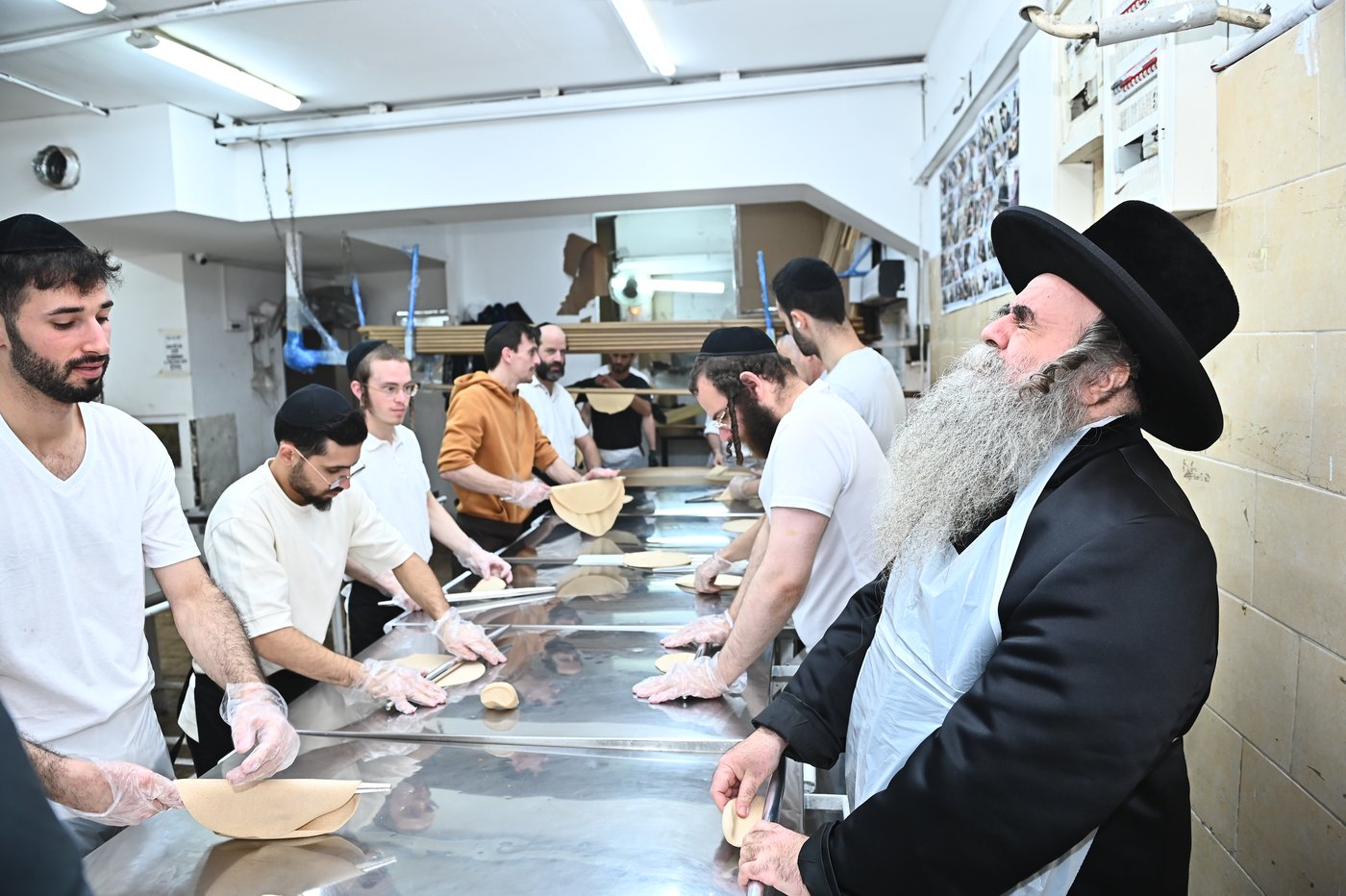 הגה"צ רבי סיני הלברשטאם באפיית המצות