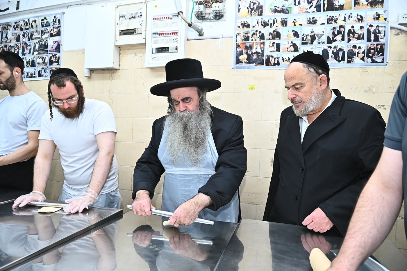 הגה"צ רבי סיני הלברשטאם באפיית המצות