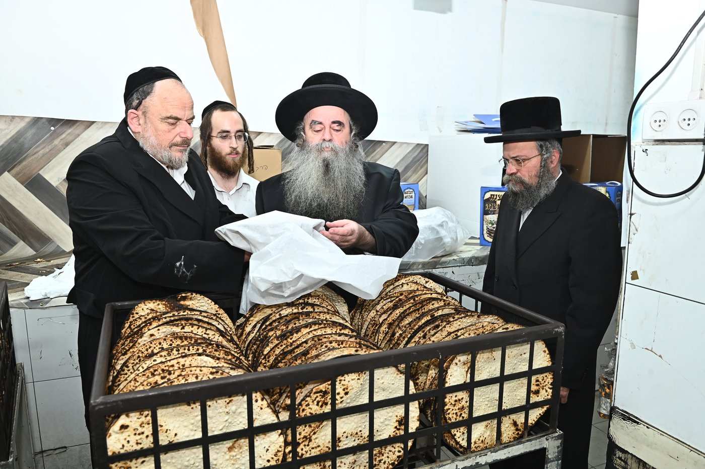 הגה"צ רבי סיני הלברשטאם באפיית המצות