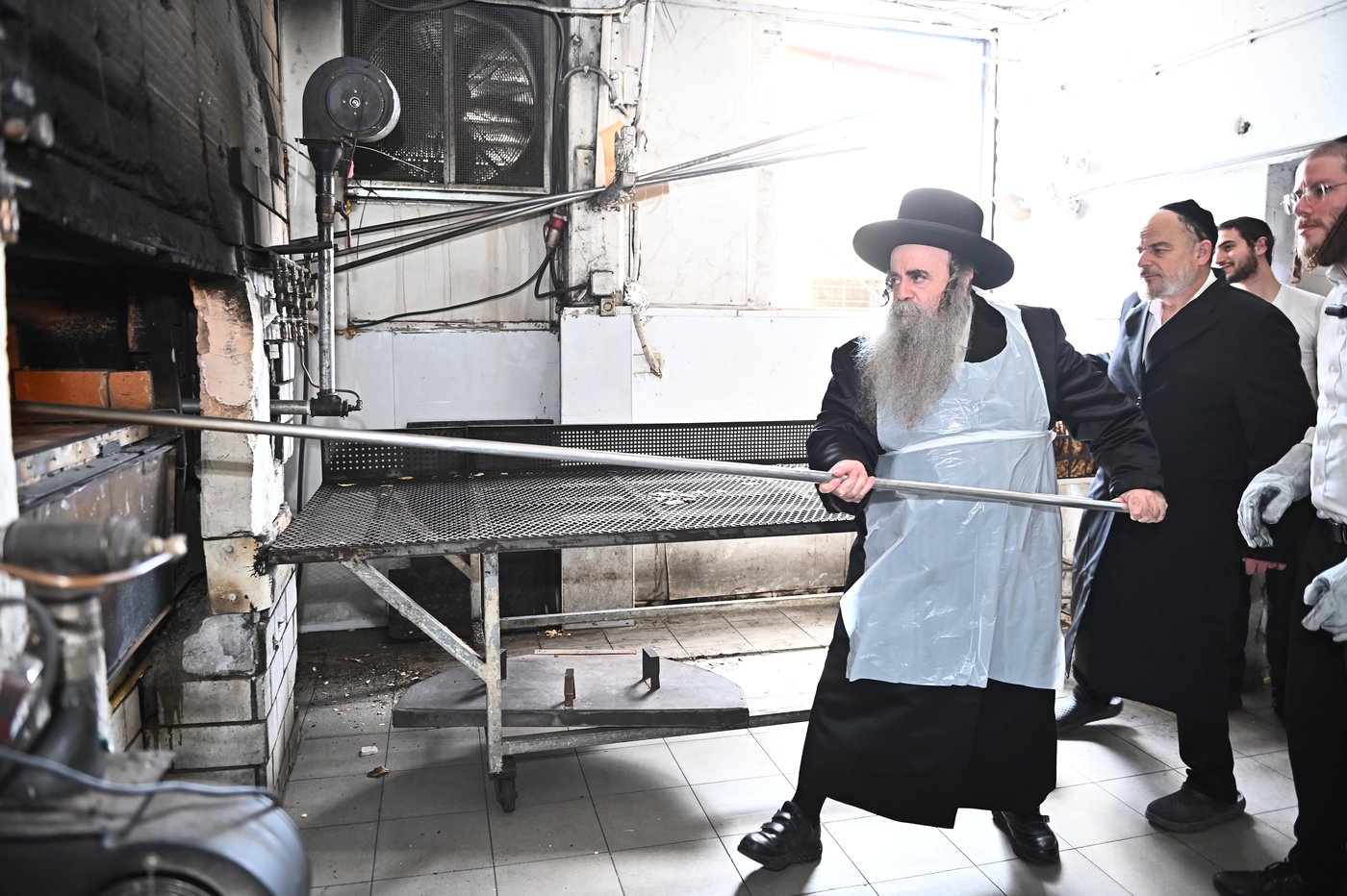 הגה"צ רבי סיני הלברשטאם באפיית המצות