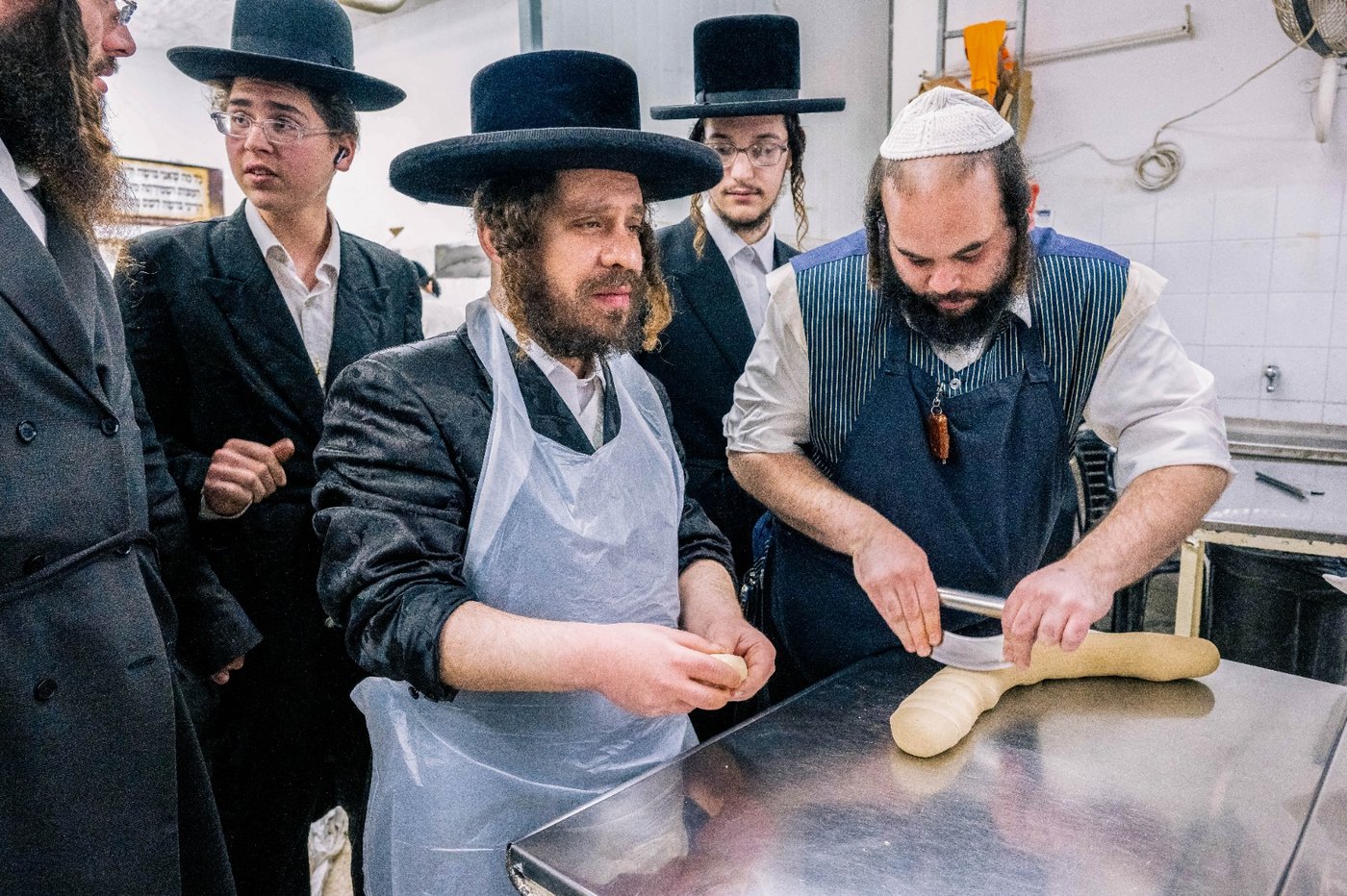 האדמו"ר מקרעטשניף כפר עטה באפיית מצות