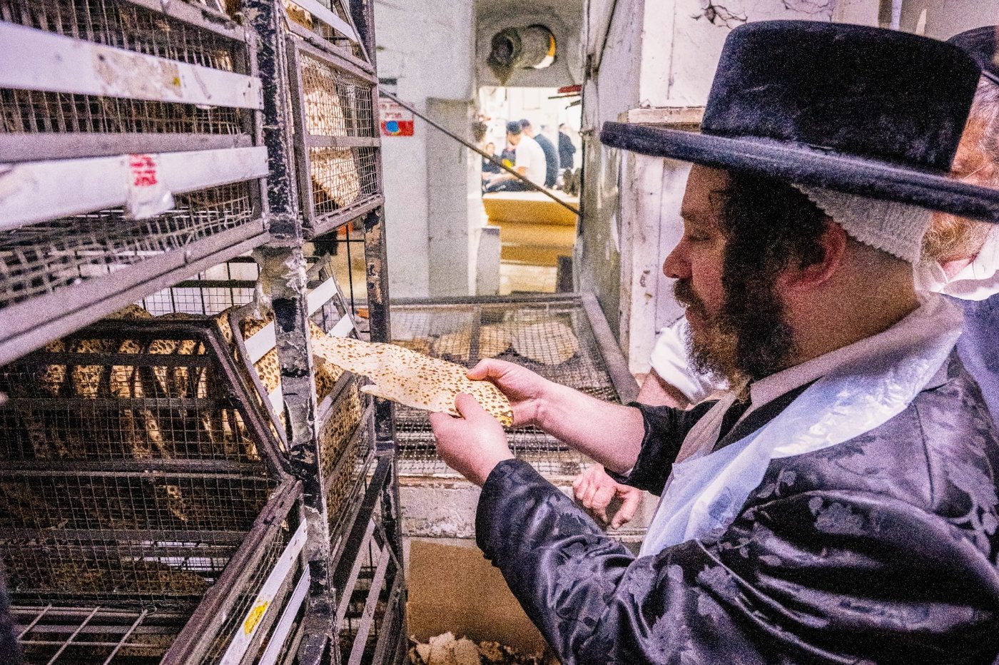 האדמו"ר מקרעטשניף כפר עטה באפיית מצות