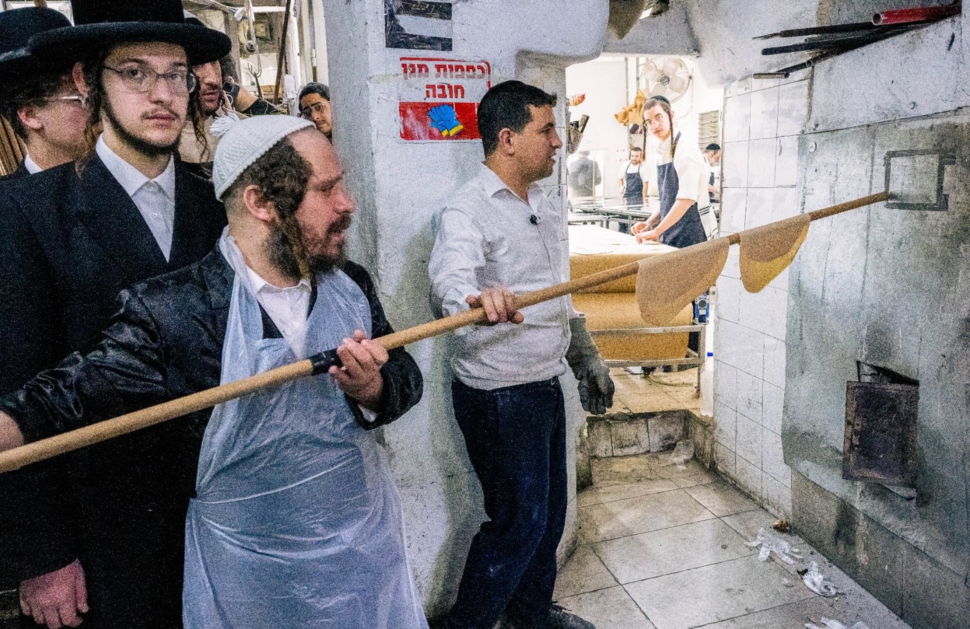 האדמו"ר מקרעטשניף כפר עטה באפיית מצות