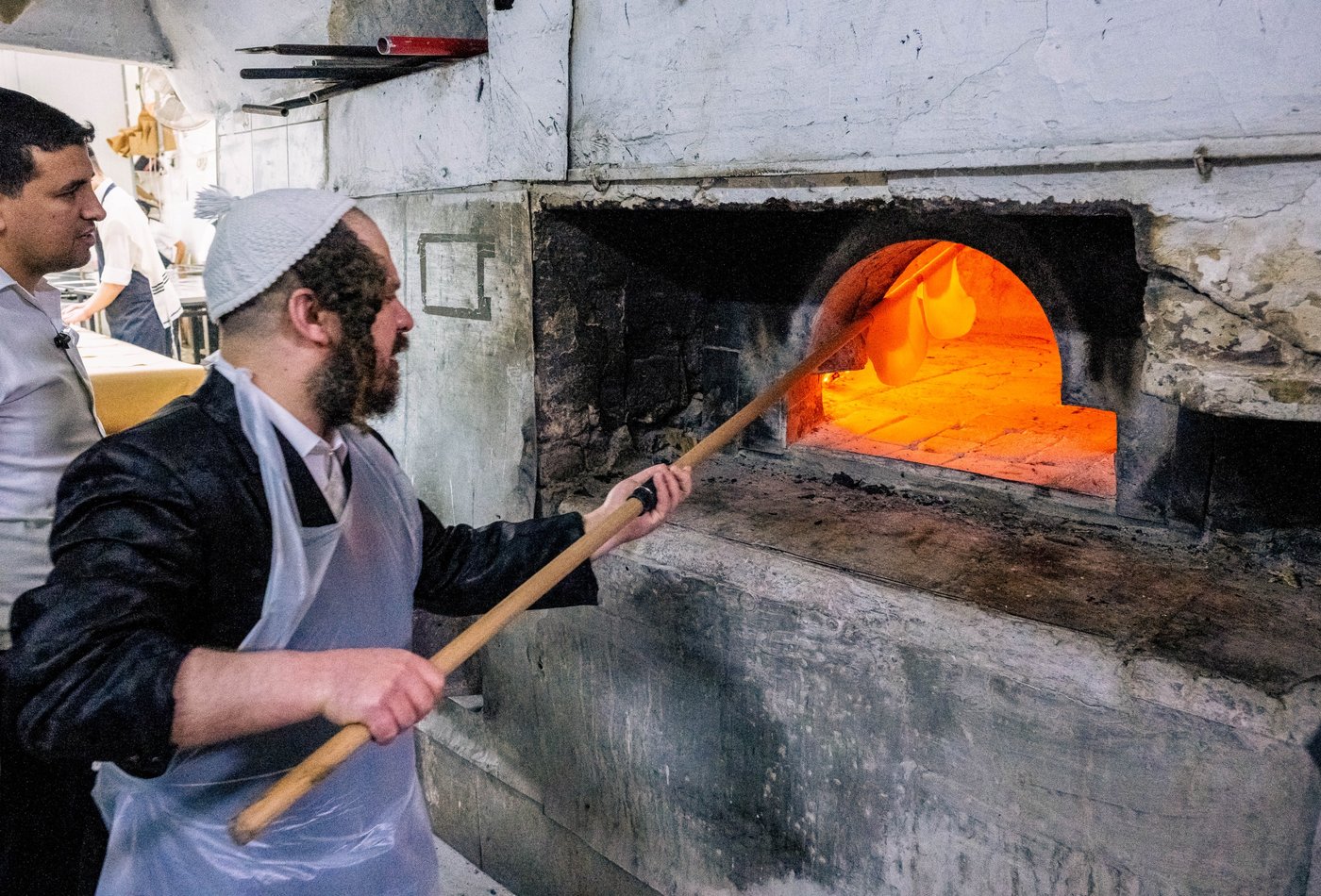 האדמו"ר מקרעטשניף כפר עטה באפיית מצות