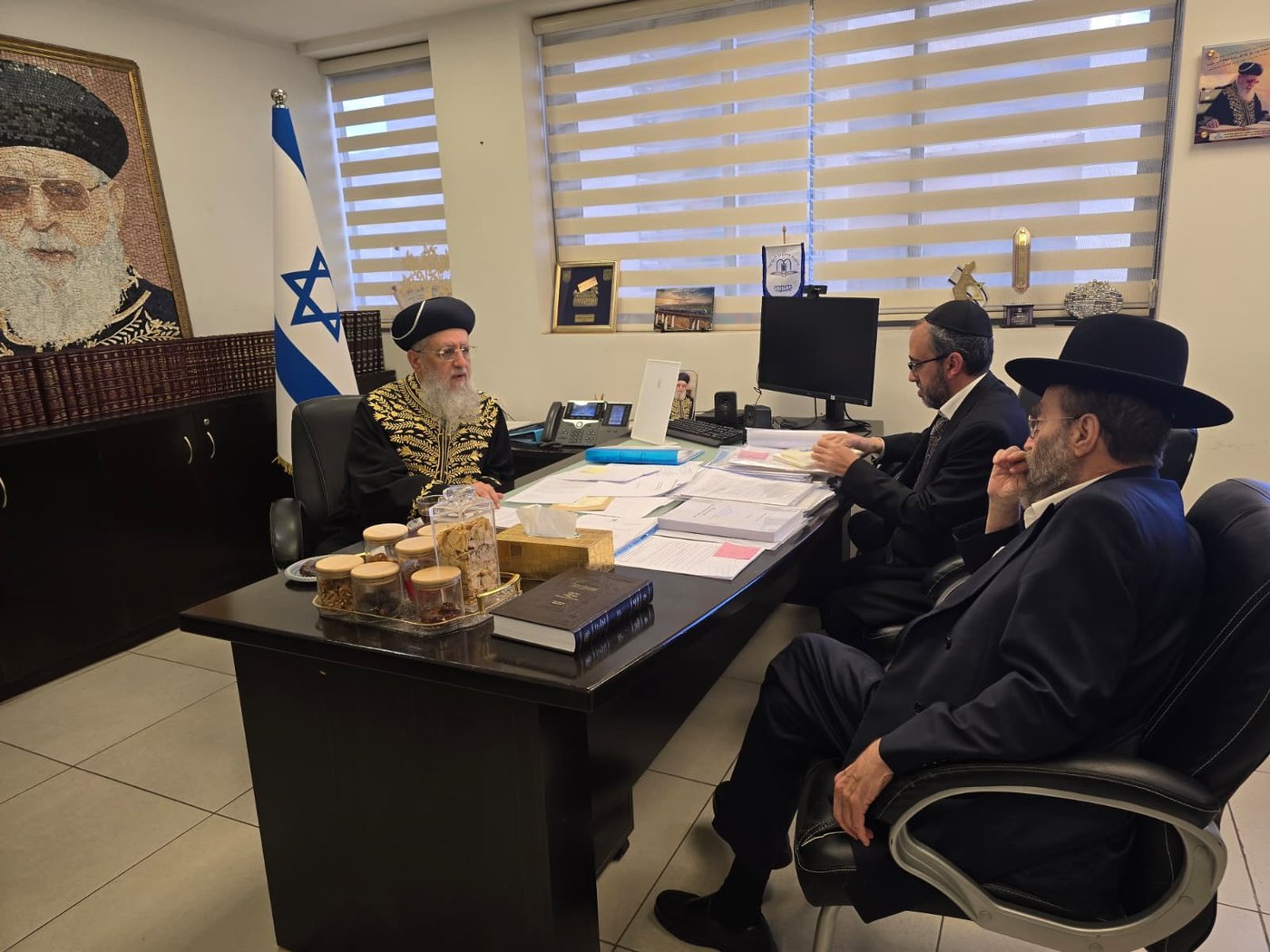 יוזם החוק ח"כ גפני במעונו של נשיא ביה"ד הראשון לציון הגר"ד יוסף