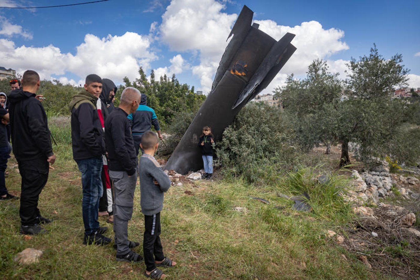 בדרך ליישוב החרדי: הפלסטינים הסקרנים התגודדו ליד הטיל הענק שנפל