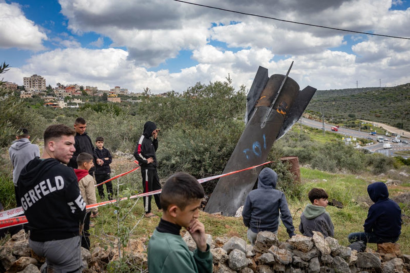 בדרך ליישוב החרדי: הפלסטינים הסקרנים התגודדו ליד הטיל הענק שנפל