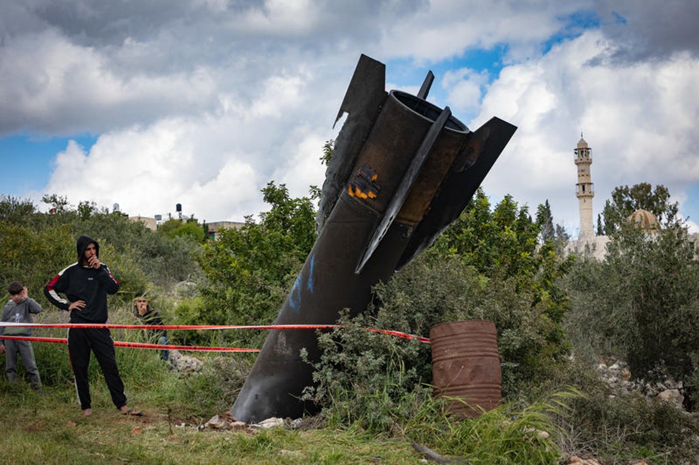 בדרך ליישוב החרדי: הפלסטינים הסקרנים התגודדו ליד הטיל הענק שנפל