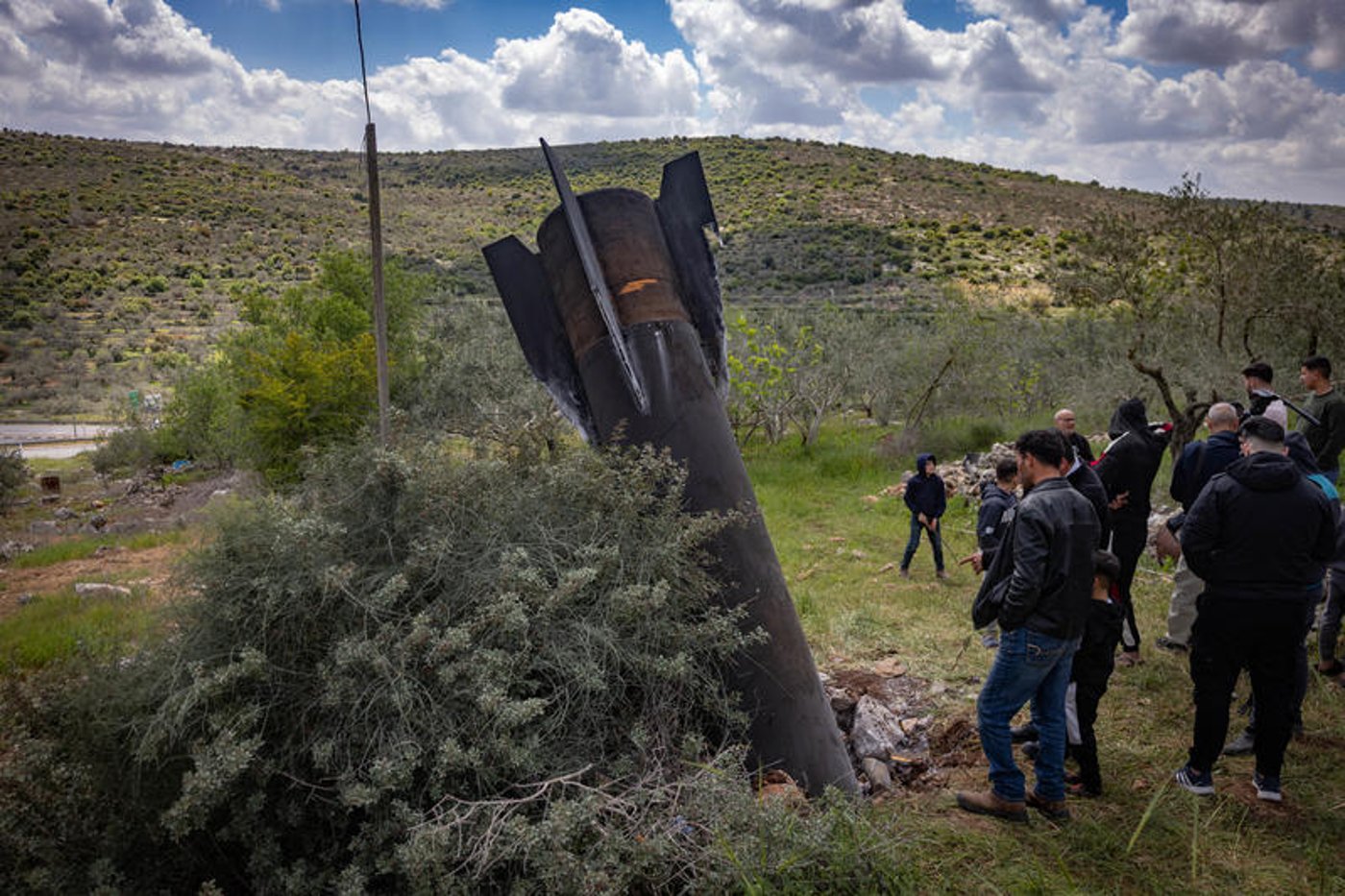 בדרך ליישוב החרדי: הפלסטינים הסקרנים התגודדו ליד הטיל הענק שנפל