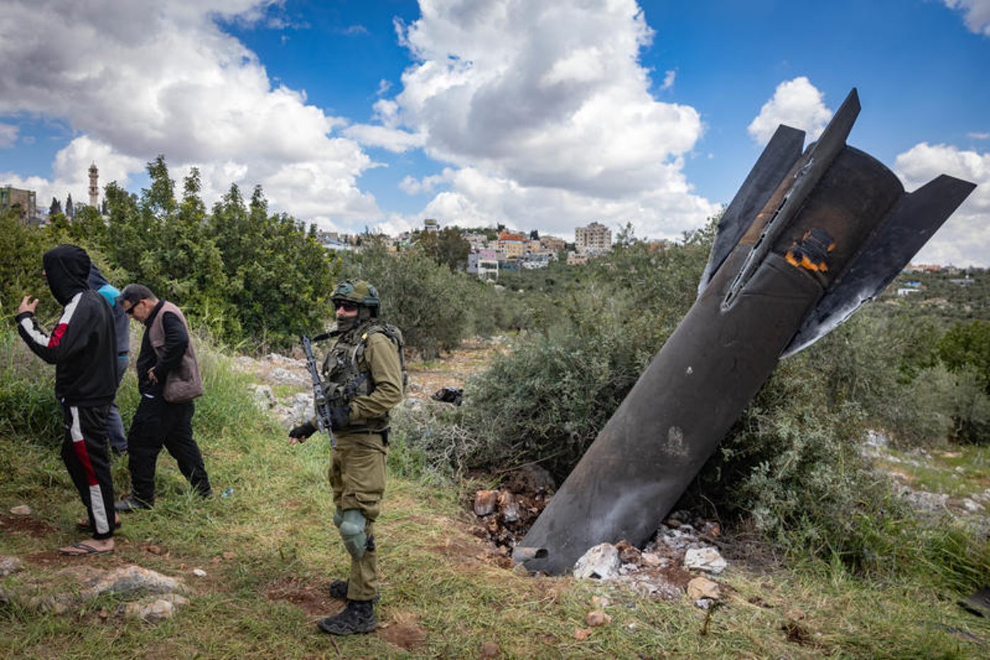 בדרך ליישוב החרדי: הפלסטינים הסקרנים התגודדו ליד הטיל הענק שנפל